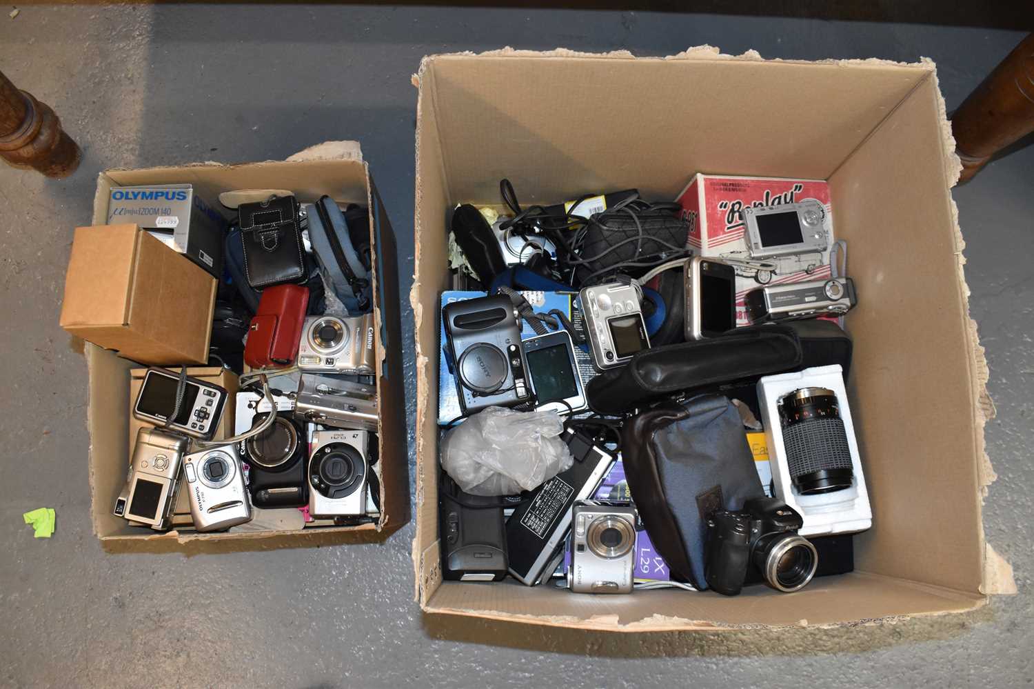 Lot 345 - A large quantity of digital and vintage...