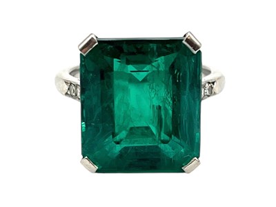 Lot 498 - An important Art Deco white metal emerald and...