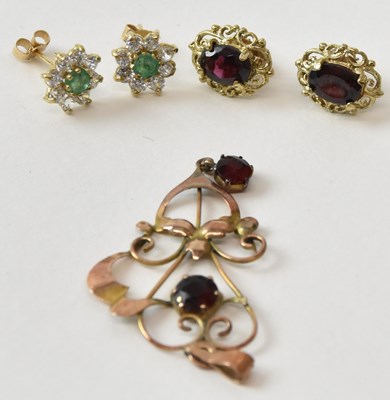 Lot 887 - A 9ct yellow gold garnet set Art Nouveau...