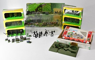 Lot 442 - A quantity of model soldiers and landscape...