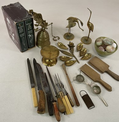 Lot 152 - A group of metalware and collectors' items...