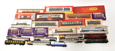 Lot 492 - A quantity of 00 gauge model railway carriages...