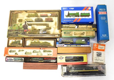 Lot 488 - Model railway 00 gauge boxed items including a...