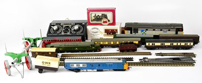 Lot 489 - A collection of model railway items and...