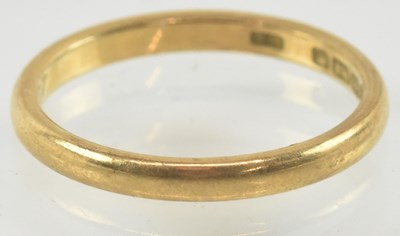 Lot 859 - An 18ct yellow gold wedding band, size O,...