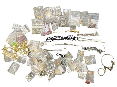 Lot 971 - A small quantity of costume jewellery...