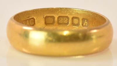 Lot 563 - A 22ct yellow gold wedding band, size J,...