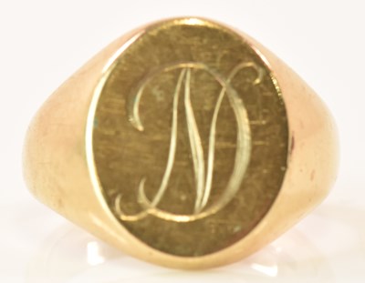 Lot 562 - A 9ct yellow gold signet ring, with engraved...