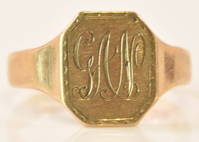 Lot 606 - A 9ct yellow gold signet ring, with engraved...