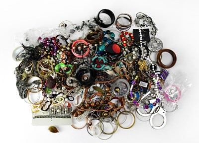 Lot 811 - A quantity of costume jewellery, to include...