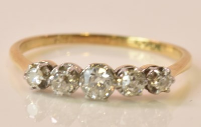 Lot 565 - An 18ct yellow gold five stone diamond ring,...