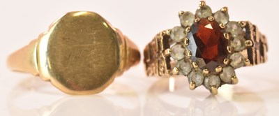 Lot 587 - A 9ct yellow gold signet ring and a 9ct yellow...