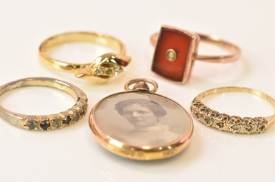 Lot 615 - A mixed jewellery lot comprising a yellow gold...