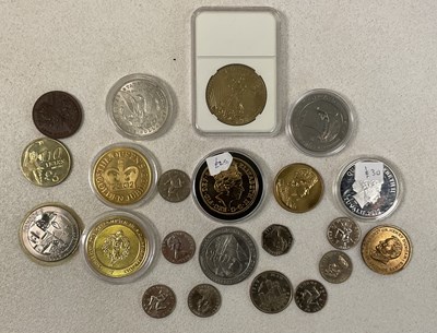 Lot 398 - A group of mixed coins including an...