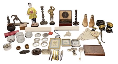 Lot 409 - A large quantity of assorted collector's items,...