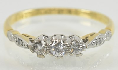 Lot 812 - An 18ct gold three stone diamond set ring,...