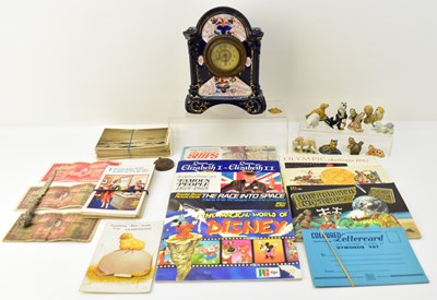 Lot 402 - A group of mixed collectables including...