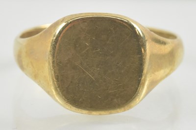 Lot 841 - A 9ct gold signet ring, size Y, approx 6.7g.