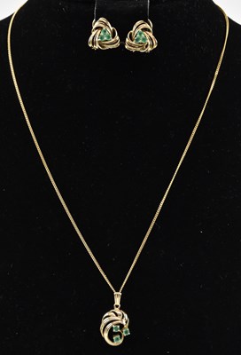 Lot 836 - A 9ct gold necklace pendant in a contemporary...