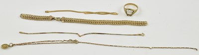 Lot 822 - Five items of broken 9ct gold jewellery...