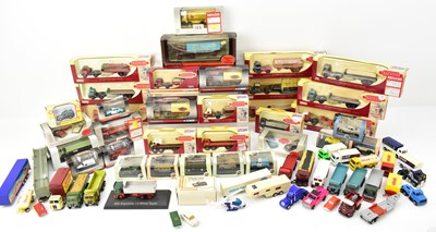 Lot 548 - A good quantity of boxed and unboxed OO gauge...