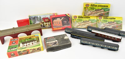 Lot 547 - A good quantity of mixed model railway...