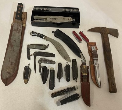 Lot 61 - A military tool lot, to include a boxed hand...