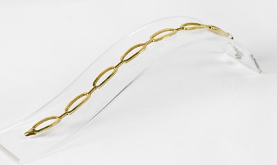 Lot 771 - A 9ct yellow gold bracelet with elongated...