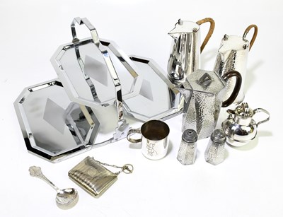 Lot 292 - A small collection of assorted metalware to...