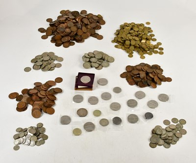 Lot 638 - A collection of mixed coinage including...