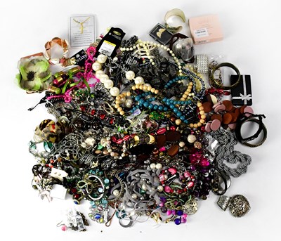 Lot 816 - A quantity of costume jewellery, to include...