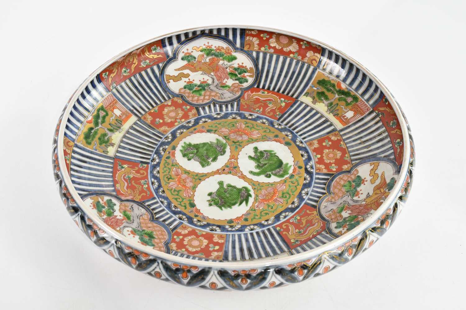 Lot 20 - An early 20th century Japanese Imari bowl with...