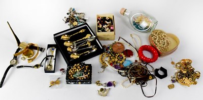 Lot 819 - A collection of costume jewellery to include...