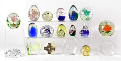 Lot 278 - Eighteen various paperweights including...