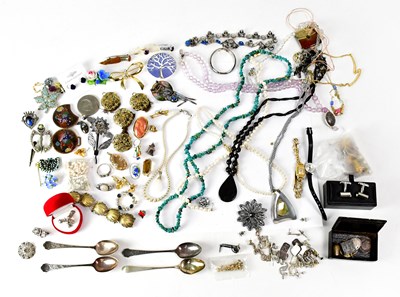 Lot 804 - A small quantity of costume jewellery to...