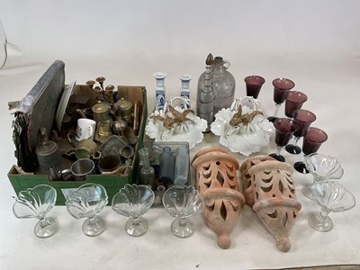 Lot 16 - A collectors' lot comprising various glassware,...