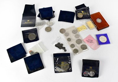 Lot 557 - A mixed lot of UK and World coinage, to...