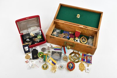 Lot 592 - A mixed collection of Masonic jewels and...