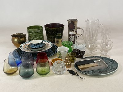 Lot 185 - A quantity of ceramics and glassware,...