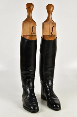 Lot 692 - A pair of leather riding boots with treen boot...