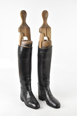 Lot 693 - A pair of leather riding boots, with treen...