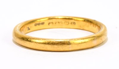 Lot 1115 - A 22ct yellow gold wedding band, approx size U,...