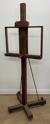 Lot 424 - An oak adjustable artist's easel, height 189cm.