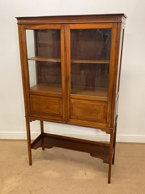 Lot 431 - An early 20th century mahogany inlaid display...