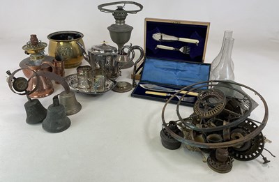 Lot 117 - A quantity of metalware, to include oil lamps,...