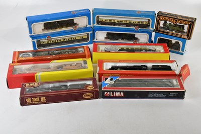 Lot 1161 - AIRFIX; a collection of OO gauge locomotives...