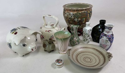 Lot 196 - A group of ceramics, to include a Japanese...