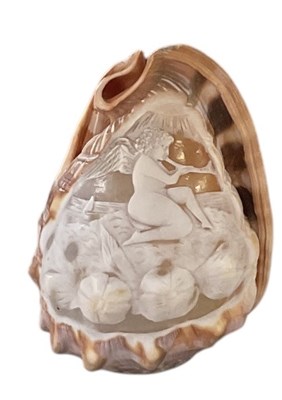 Lot 329 - A small early 20th century carved cameo shell...