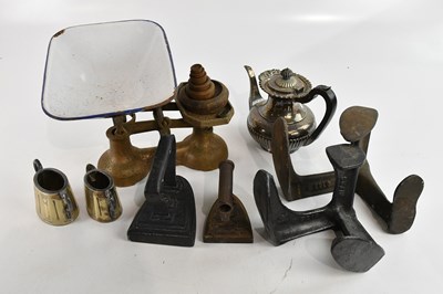 Lot 772 - A collection of assorted metalware including a...