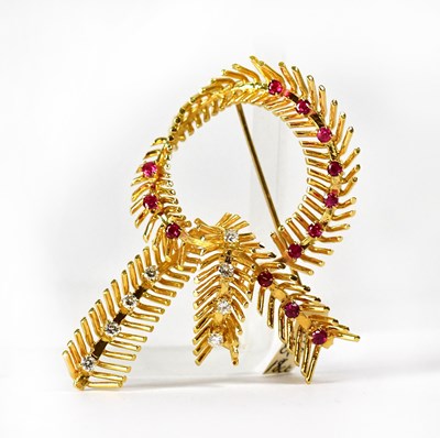 Lot An 18ct yellow gold feathered knotwork brooch...